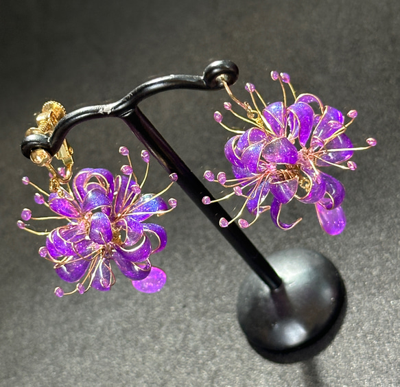 彼岸花の耳飾り（紫）【ピアス・イヤリング】 3枚目の画像