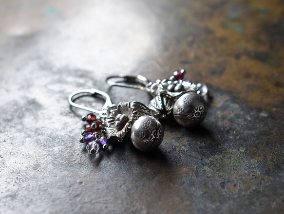 Bell and flower、bud Karen 銀質、重石榴石和紫水晶、石英耳環 第2張的照片