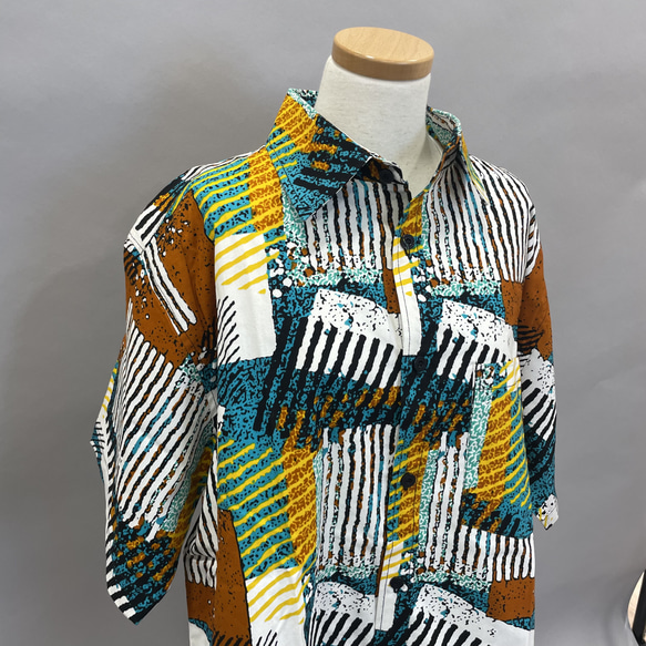 キテンゲシャツ（半袖レギュラーカラー）（ランダムストライプ）★アフリカ布★ 3枚目の画像