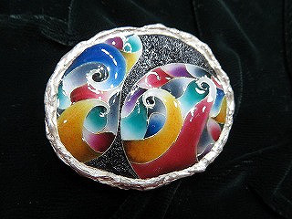 市販の金具ではなく、銅板に七宝焼・銀粘土・のコラボ作品。当Galleryの技術を追究して他にない一点物に