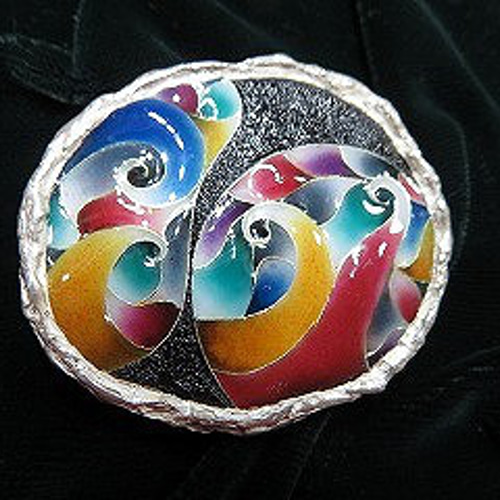 市販の金具ではなく、銅板に七宝焼・銀粘土・のコラボ作品。当Gallery