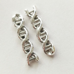 【2個】合金チャーム コネクター 染色体 DNA らせん 螺旋 アクセサリーパーツ 2枚目の画像