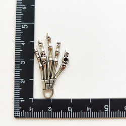 【1個】合金チャーム ガイコツの手 骸骨 スカル アクセサリーパーツ 4枚目の画像
