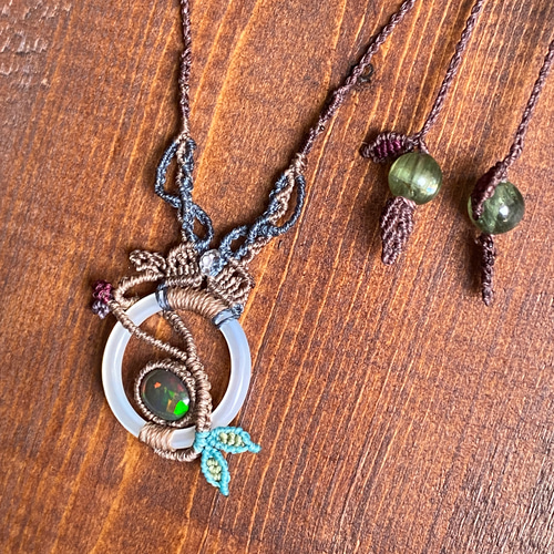 ♢白い光と虹の木の実♢レア・ナチュラルダーク エチオピアオパール  