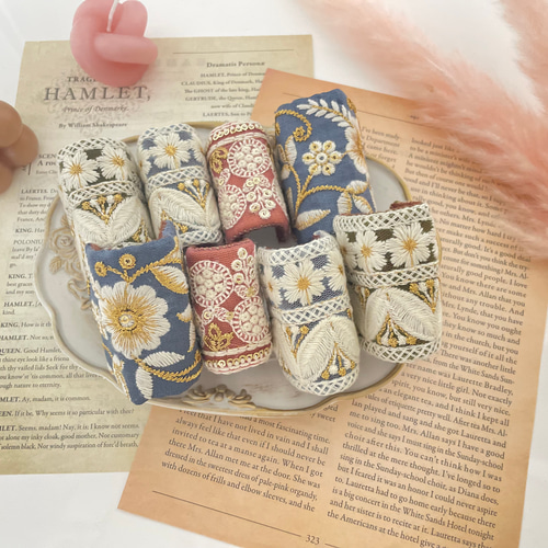 ꕤインド刺繍リボン　ポニーフック　ヘアカフ　ブラック　いちご柄ꕤ ꕤインド刺繍リボン ポニーフック ヘアカフ ブラック いちご柄ꕤ