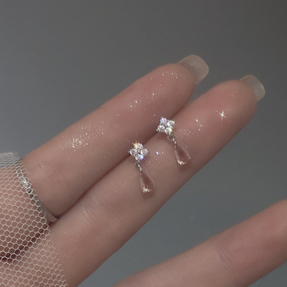 夏の煌めき　水滴型水晶　ダイヤ飾り　手作りピアス　プラチナ色 4枚目の画像