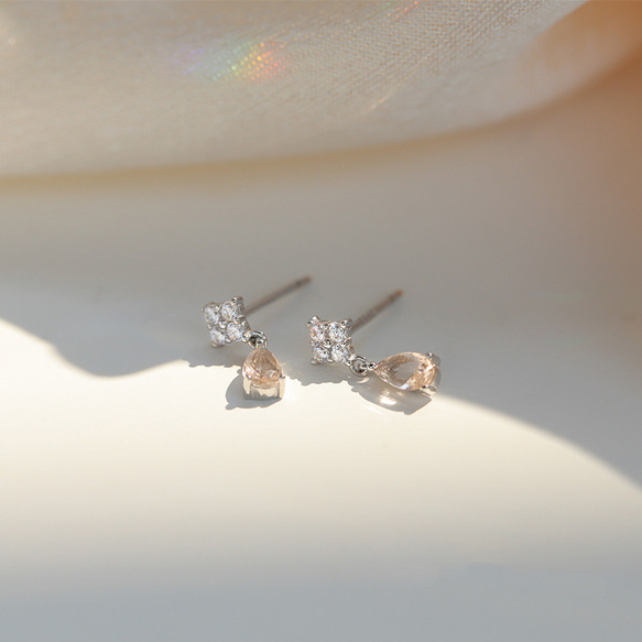 夏の煌めき　水滴型水晶　ダイヤ飾り　手作りピアス　プラチナ色 1枚目の画像