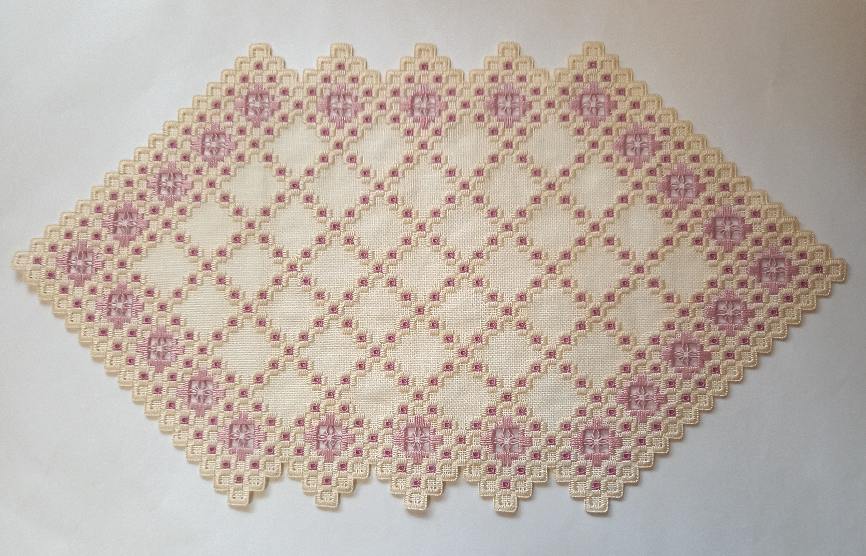 【受注制作】北欧ハーダンガー刺繍　テーブルファブリック　テーブルセンター　お花畑シバザクラ　手刺繍　麻素材