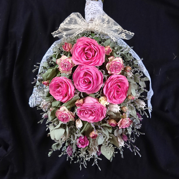 母の日ギフト・『大きめ』ローズレッドの薔薇とミニ薔薇のアンティークでエレガントなブリザーブド・ドライフラワースワッグ 7枚目の画像