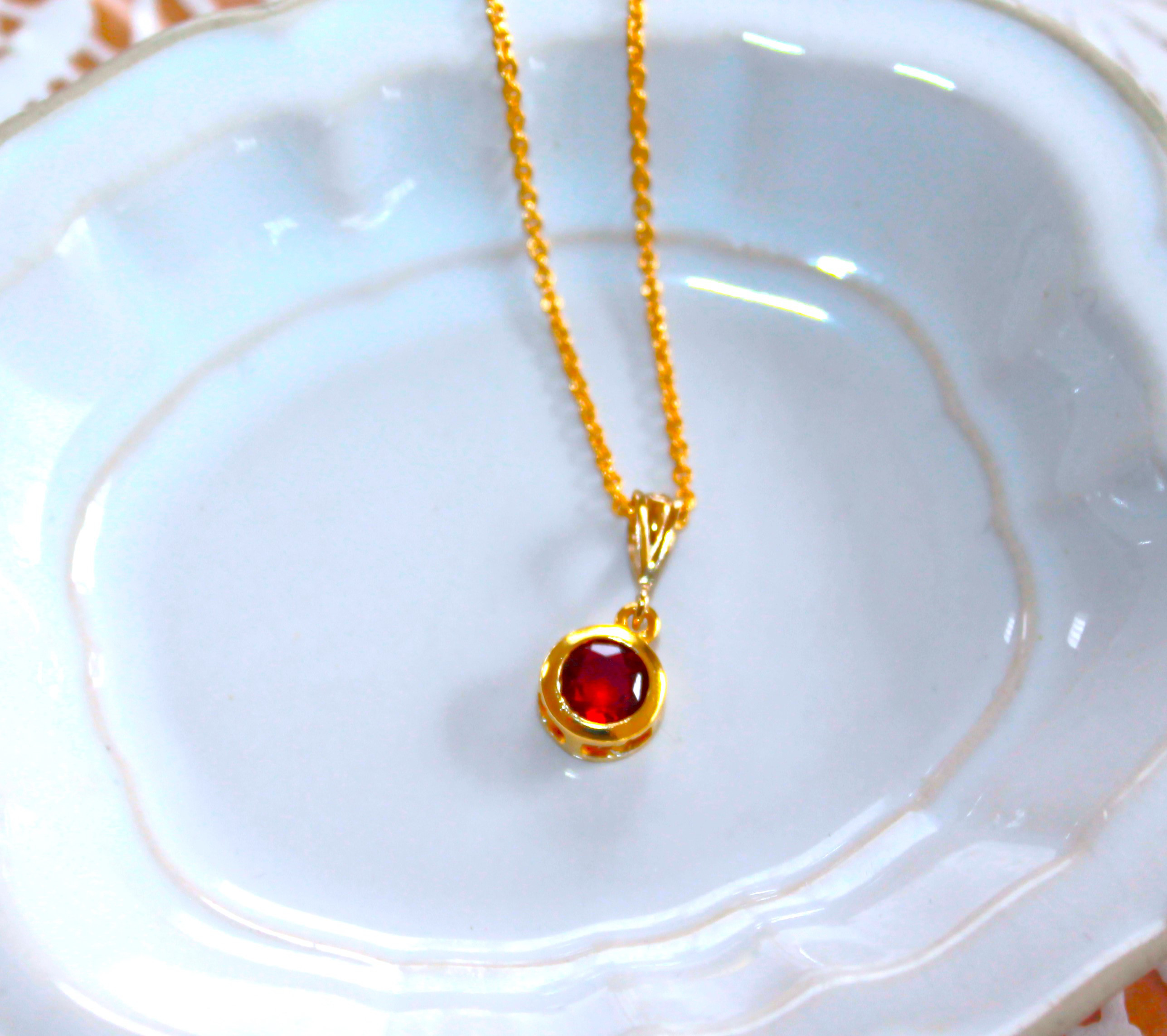 - riri - Ruby bezel Necklace
