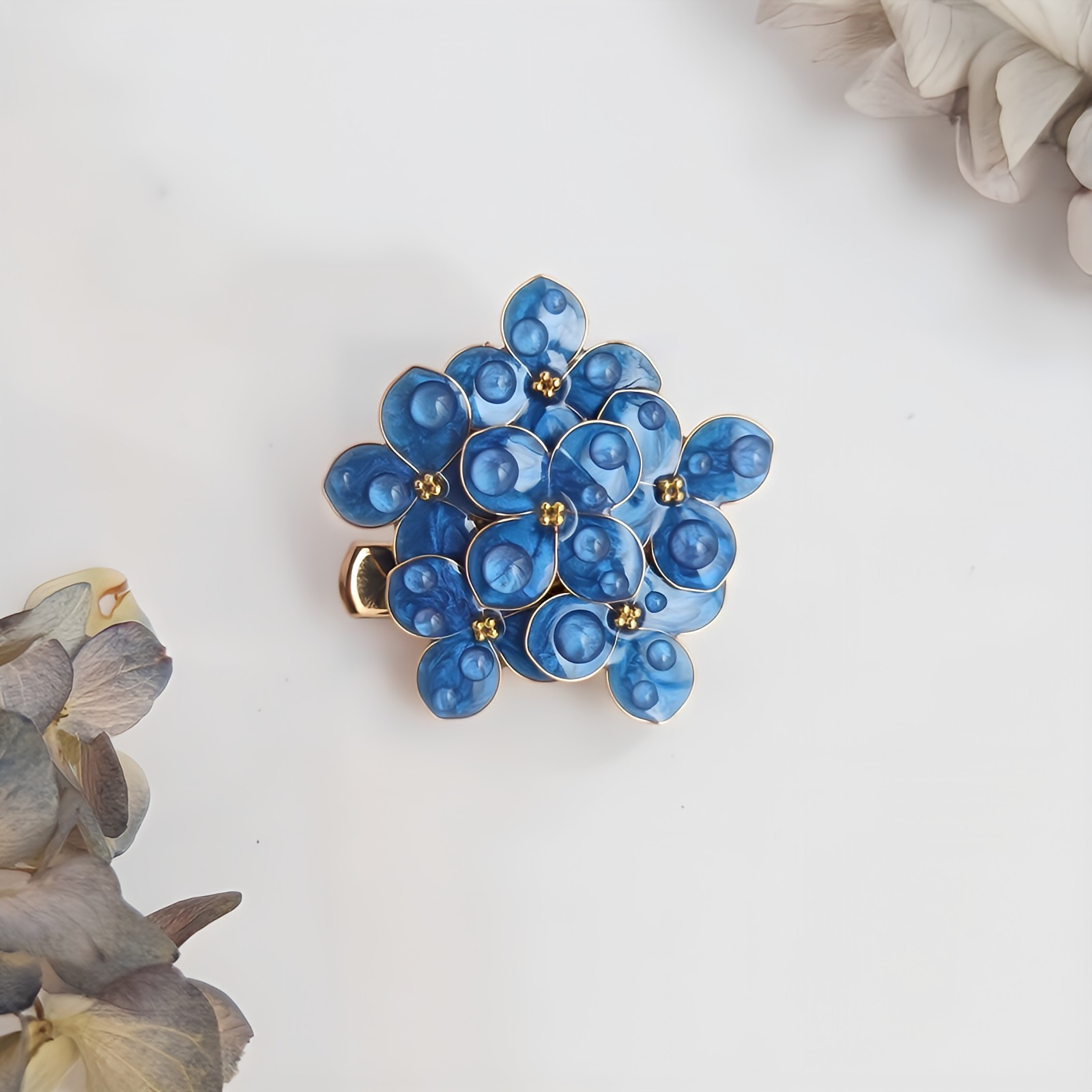紫陽花 雨上がりブローチ（ブルー） 誕生日プレゼント/あじさい/母の日/特別感/贈り物/夏の花