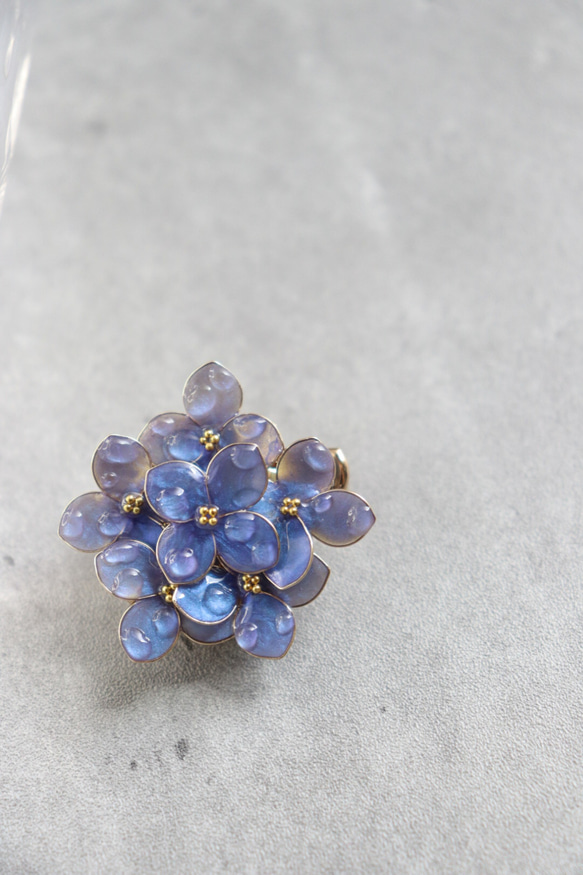 雨上がりの紫陽花ブローチ（ブルー）　 5枚目の画像