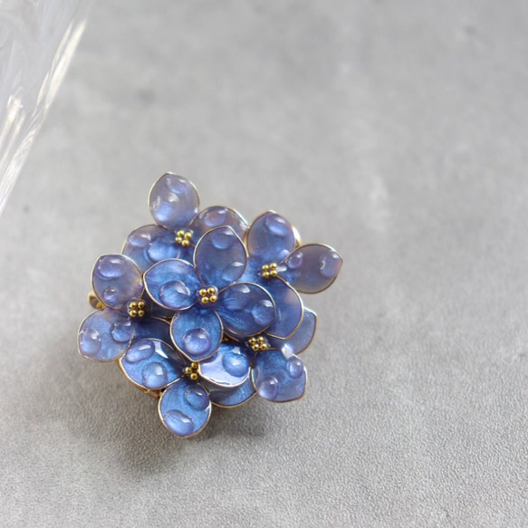 雨上がりの紫陽花ブローチ（ブルー）　 1枚目の画像