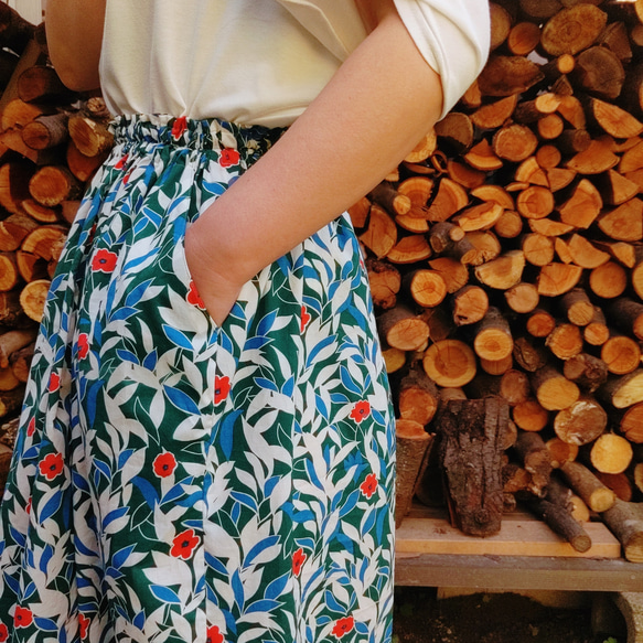 【裾上げ無料】ポケットつき【春夏　お花と葉っぱ柄】ウエストゴムのコットンギャザースカート　 6枚目の画像