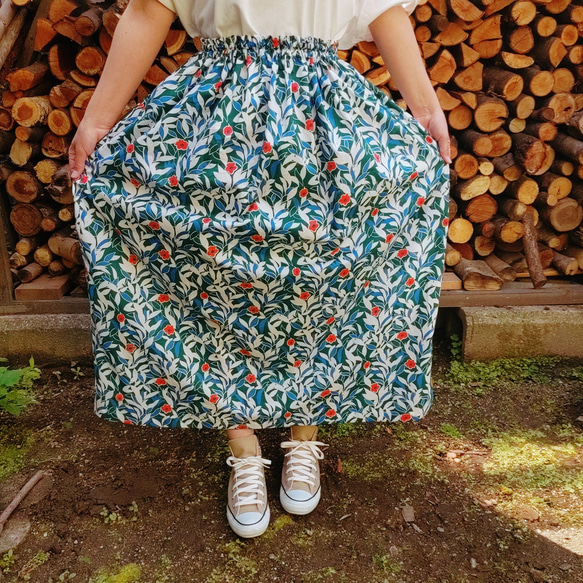 【裾上げ無料】ポケットつき【春夏　お花と葉っぱ柄】ウエストゴムのコットンギャザースカート　 5枚目の画像