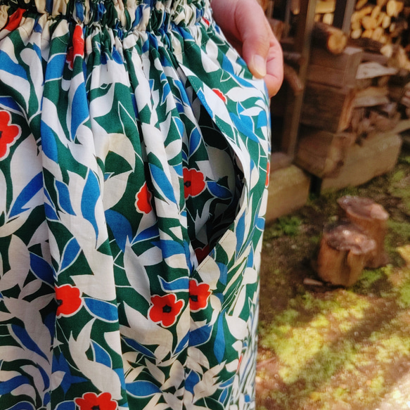 【裾上げ無料】ポケットつき【春夏　お花と葉っぱ柄】ウエストゴムのコットンギャザースカート　 7枚目の画像