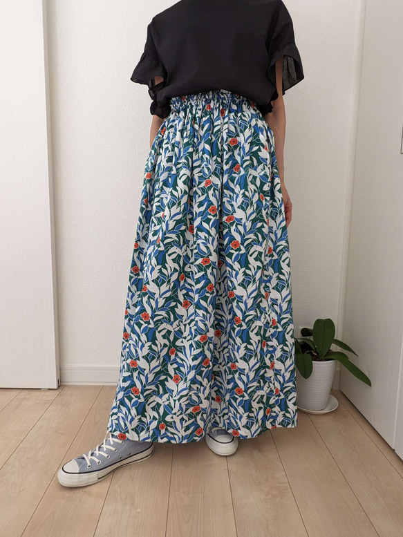 【裾上げ無料】ポケットつき【春夏　お花と葉っぱ柄】ウエストゴムのコットンギャザースカート　 1枚目の画像