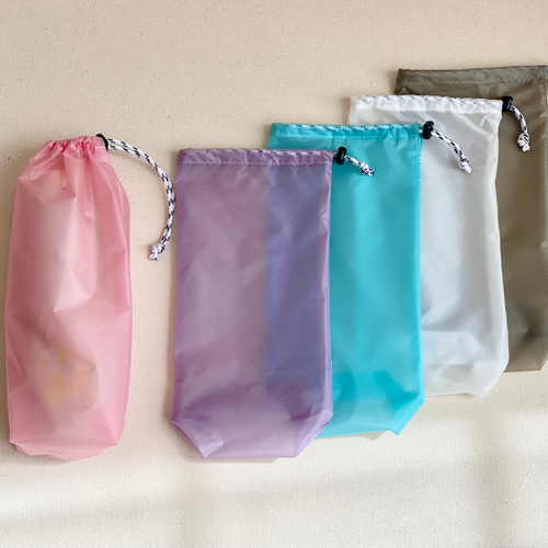 かわいい刺繍の巾着袋 白 4色のラインのワッペン ミニ巾着 かわいい刺繍の巾着袋 白 4色のラインのワッペン ミニ巾着