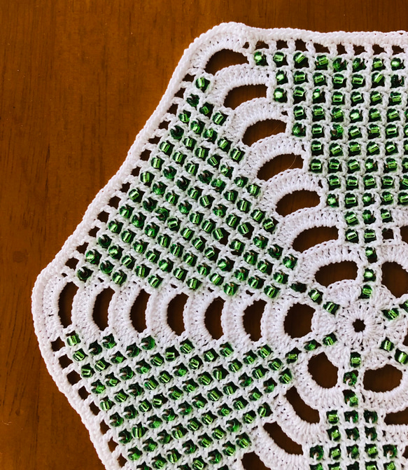 【新作】NOKOのカラフルレース編み 新緑の六角ドイリー（17×15） 9枚目の画像