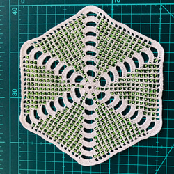 【新作】NOKOのカラフルレース編み 新緑の六角ドイリー（17×15） 3枚目の画像