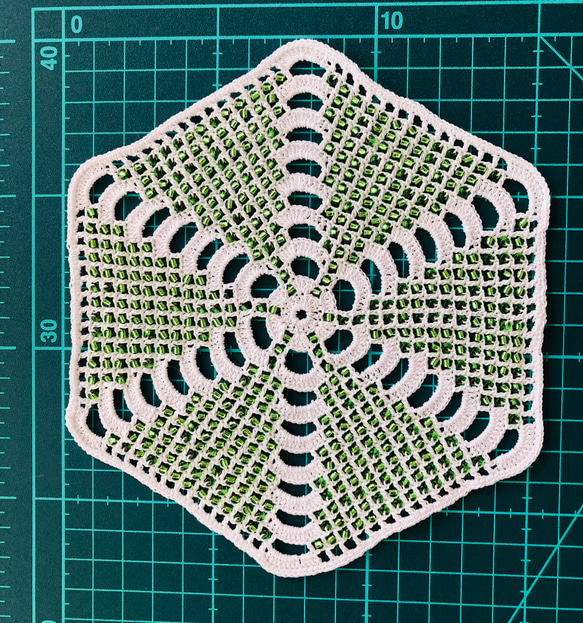 【新作】NOKOのカラフルレース編み 新緑の六角ドイリー（17×15） 3枚目の画像