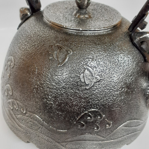 砂鉄鉄瓶 南部型（波千鳥/1.0L） 本場盛岡の南部鉄瓶・南部鉄器