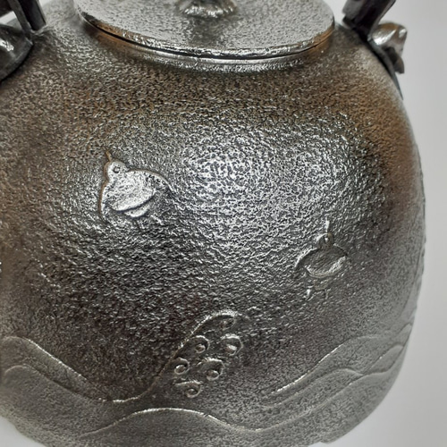 砂鉄鉄瓶 南部型（波千鳥/1.0L） 本場盛岡の南部鉄瓶・南部鉄器