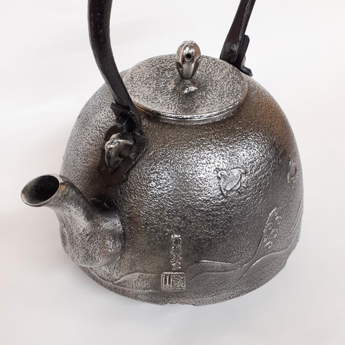 南部名人利祥雲作　銀口　千鳥に波図鉄瓶 南部名人利祥雲作 銀口 千鳥に波図鉄瓶