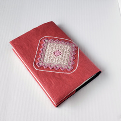 フラミンゴカラーリネン  手刺繍のブックカバー   (A6/ 文庫本サイズ） 4枚目の画像