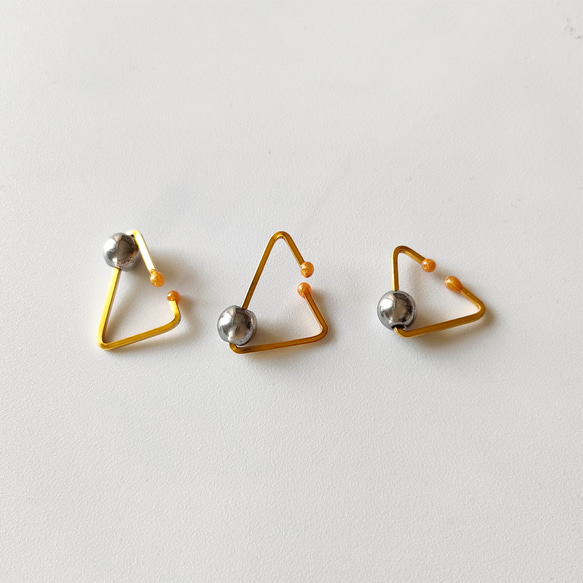 「trois」イヤーカフ＜1連セット単品購入＞シルバーヘマタイトとゴールドの三角形イヤーカフ/2way/幾何学 1枚目の画像