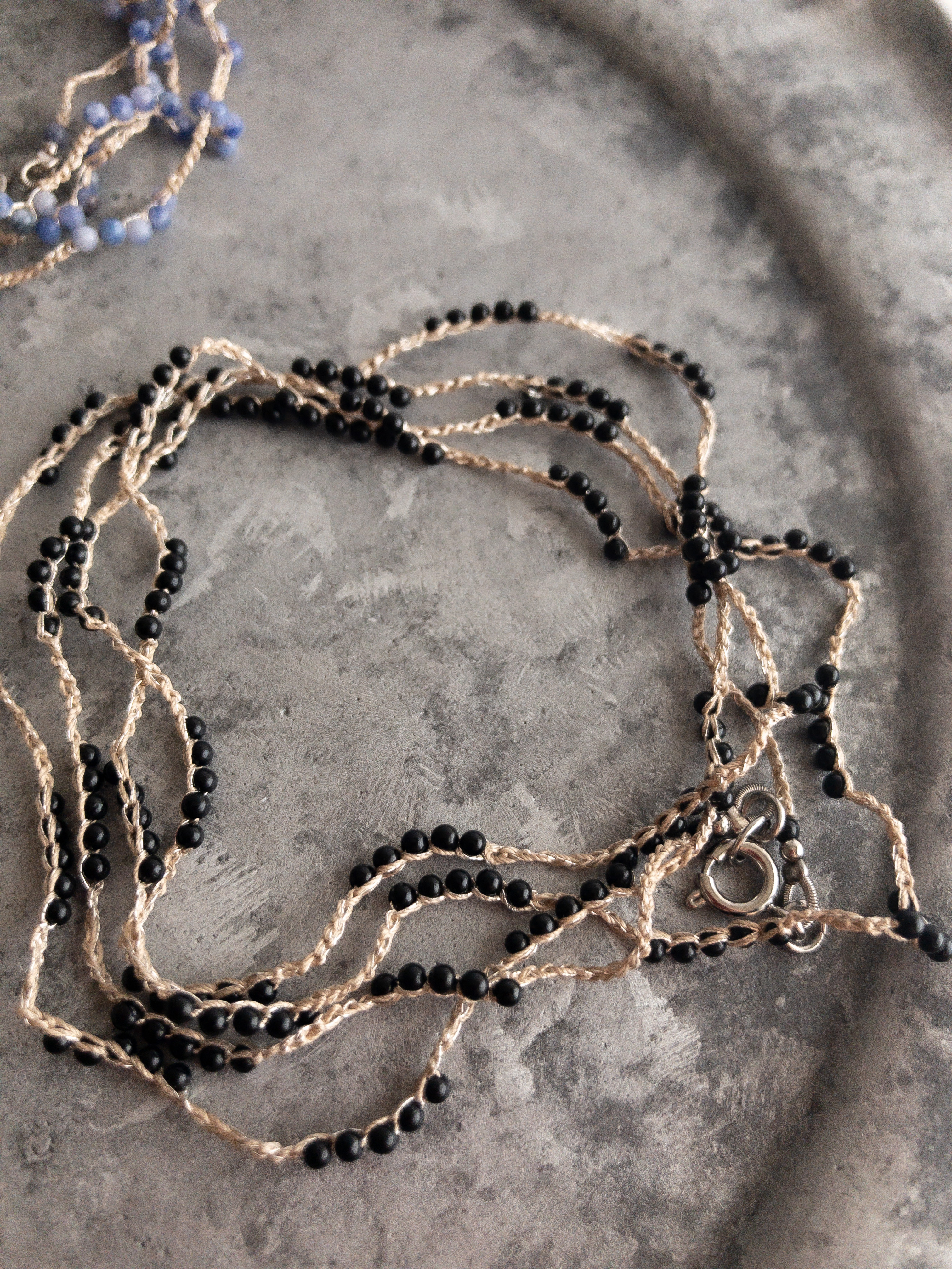 〔1718〕エアリーネックレス　ネジバナ　L（オニキス／ベージュ）✴︎シルク【ステンレス】