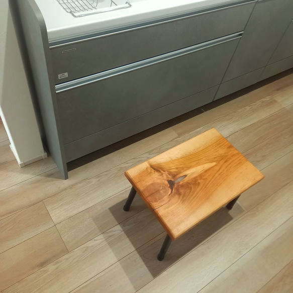 ローテーブル　サクラ　無垢材　レジン　折り畳み脚 3枚目の画像