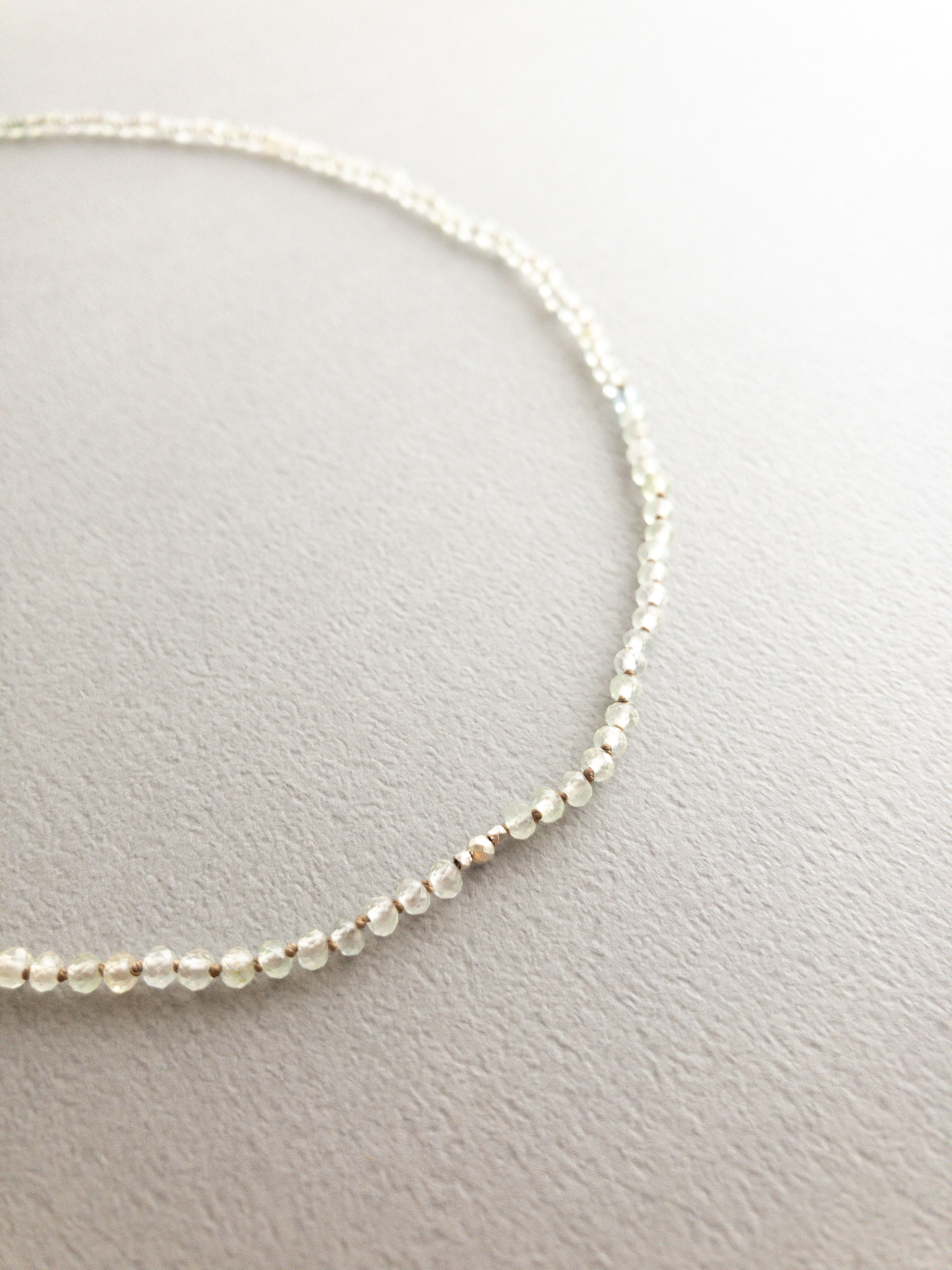 〔1718〕ノットネックレス　S（プレナイト／ベージュ）✴︎シルク【ステンレス】