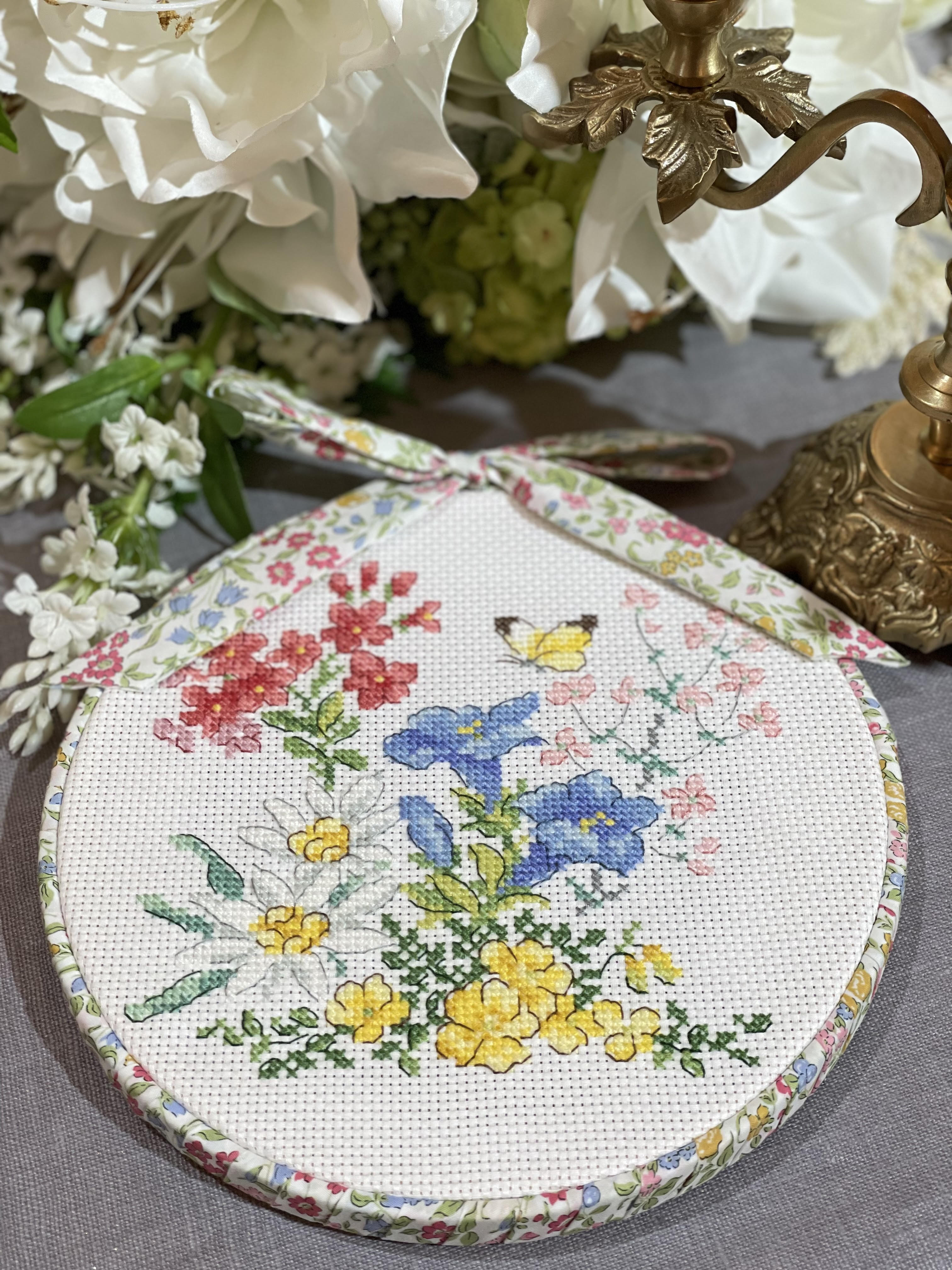 手刺繍リネンクロス  アンティーク 薔薇と菫と百合ブルーリボンの花束