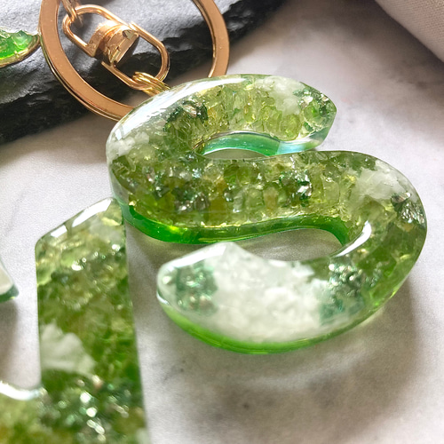 宝石☆yellow green レジンイニシャルキーホルダー キーホルダー