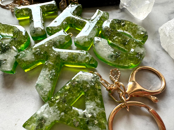 宝石☆yellow green レジンイニシャルキーホルダー 5枚目の画像