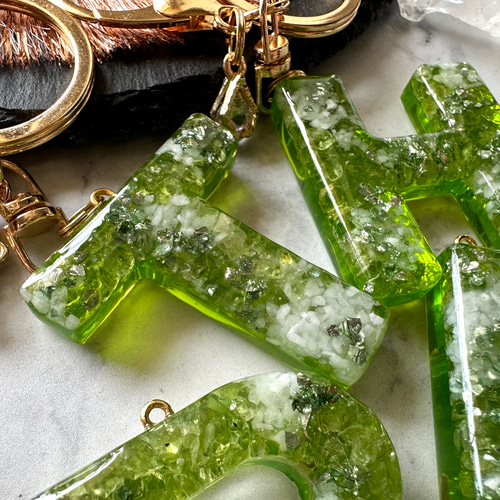 宝石☆yellow green レジンイニシャルキーホルダー キーホルダー