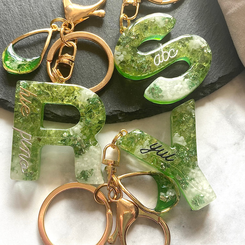宝石☆yellow green レジンイニシャルキーホルダー キーホルダー yu