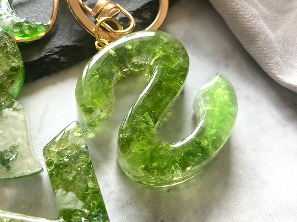 宝石☆yellow green レジンイニシャルキーホルダー 8枚目の画像