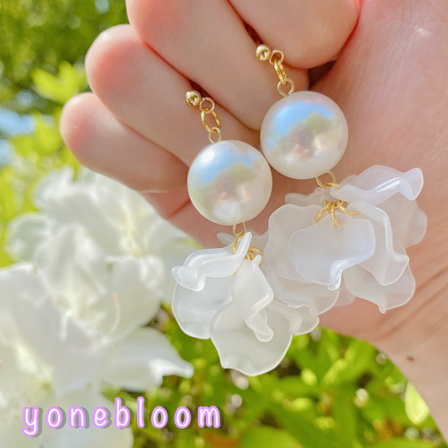 パール×すりガラス風花びら踊るピアス♡イヤリング サージカル 