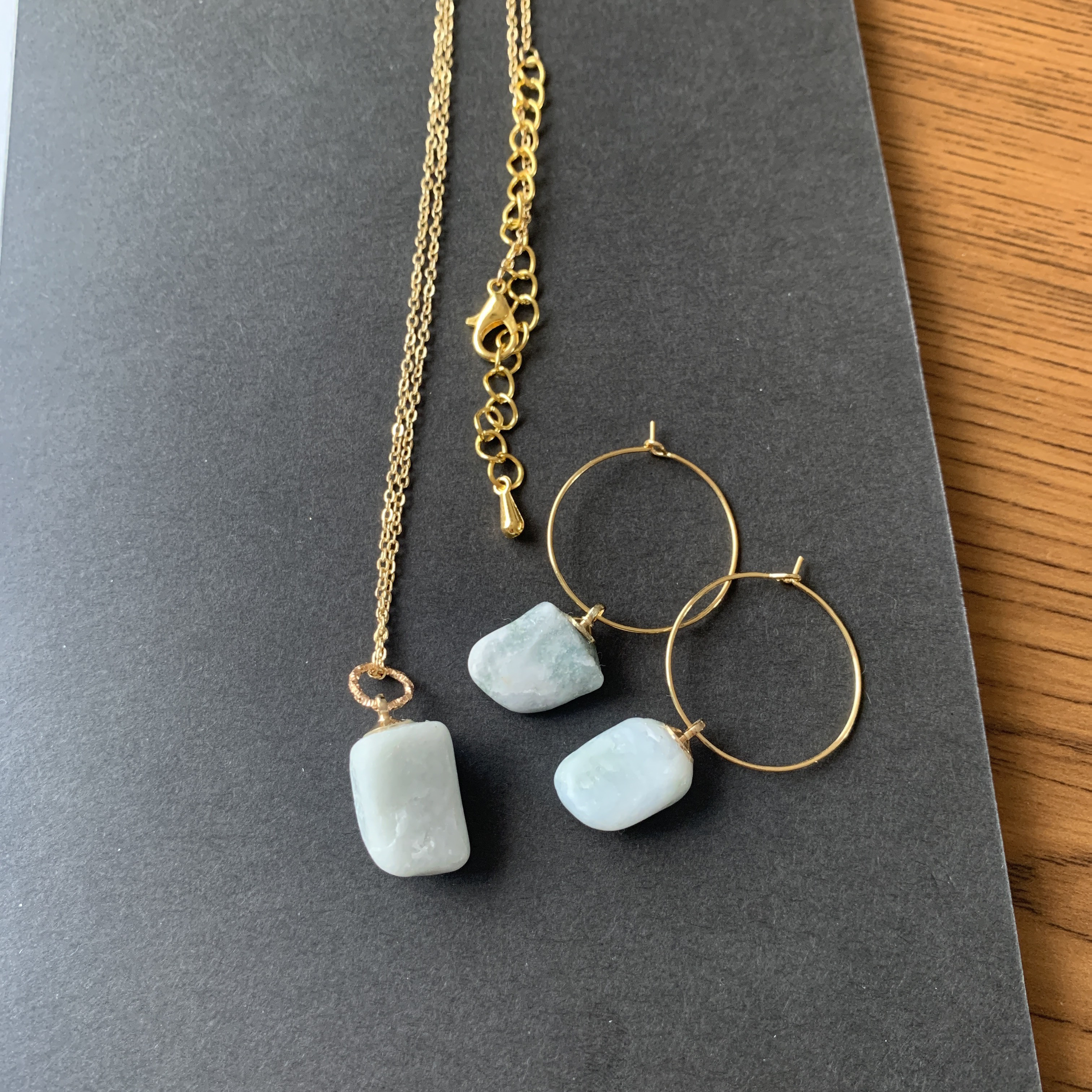 226.糸魚川翡翠ピアスとチャームセット　ゴールド