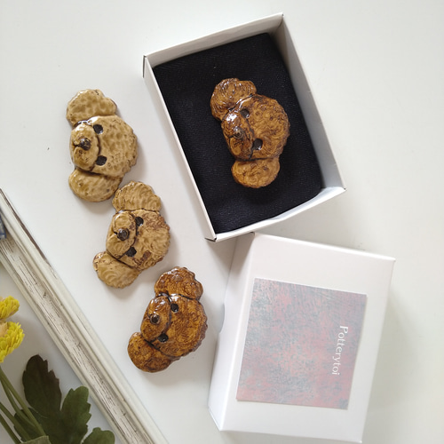 陶器のトイプードルブローチ 白 黒 茶 グレー ブローチ potterytoi