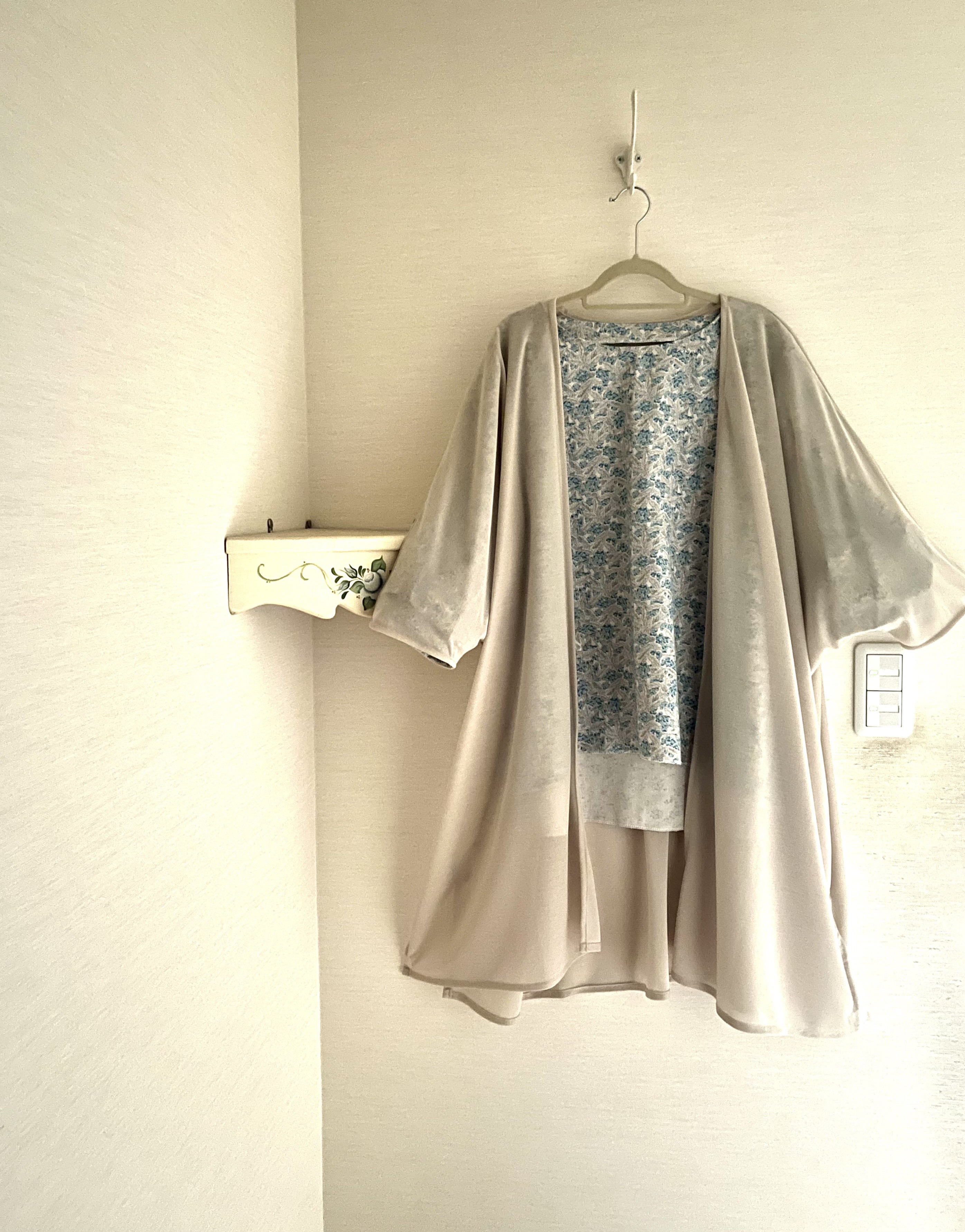 春夏カーディガン　軽くて便利 シワ無し♡ドルマン袖ぐりでゆったり◎ ふっくら袖とも相性◎ クリーム色 4,500円