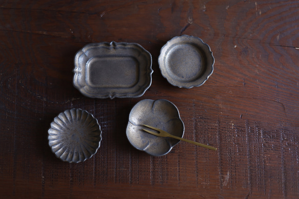 金属のような風合い　輪花長豆皿　アンティークゴールド　陶器 8枚目の画像
