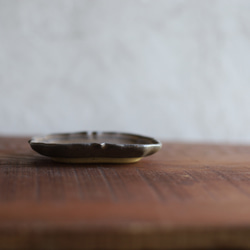 金属のような風合い　輪花長豆皿　アンティークゴールド　陶器 6枚目の画像