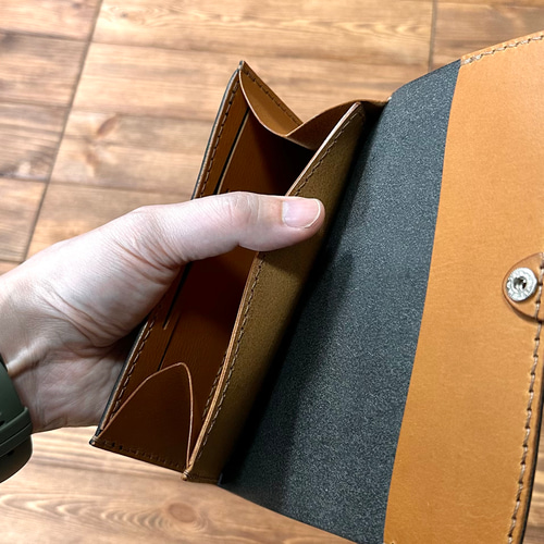 バイカラーほぼ1万円札サイズの中身にアクセスしやすい薄めの長財布