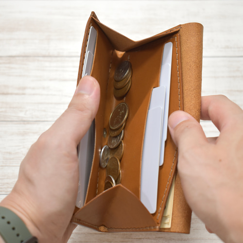 バイカラーほぼ1万円札サイズの中身にアクセスしやすい薄めの長財布