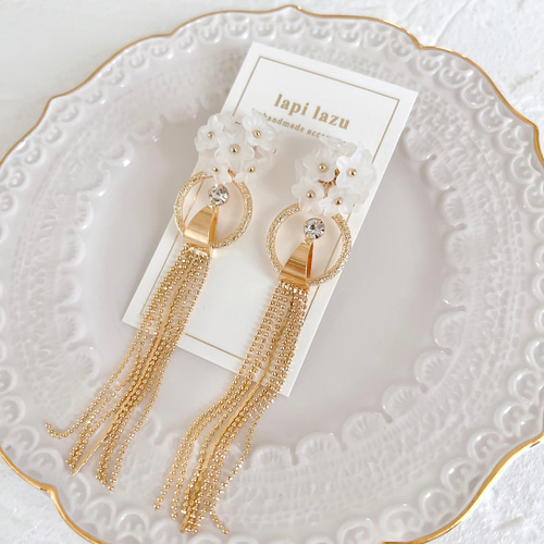 ホワイトブーケ ロングチェーンタッセル《ピアス/イヤリング》 ピアス