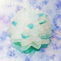 【オーダー】シーグラスのお花のランプシェード ホワイト＆ブルー×グリーン 雪解月（ゆきげづき）【海灯花】 1枚目の画像