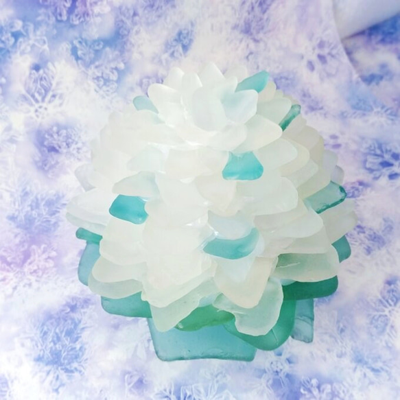 【オーダー】シーグラスのお花のランプシェード ホワイト＆ブルー×グリーン 雪解月（ゆきげづき）【海灯花】 2枚目の画像